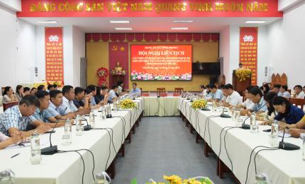 Sáng 14/01, Đảng ủy xã Vĩnh Phong ( An Giang) tổ chức Hội nghị liên tịch lấy ý kiến cử tri nơi công tác để đối với người ứng cử đại biểu Hội đồng nhân dân xã khoá XIII, nhiệm kỳ 2026 - 2031. Hội nghị do đồng chí Nguyễn Chí Thanh - Bí thư Đảng uỷ xã chủ trì.  Tại hội nghị, Bí thư Đảng uỷ xã đã thông qua tiểu sử tóm tắt, quá trình công tác, phẩm chất chính trị, đạo đức, lối sống và năng lực công tác của người được giới thiệu ứng cử đại biểu HĐND xã khoá XIII, nhiệm kỳ 2026 – 2031 Kết quả, 100% cử tri tham dự 